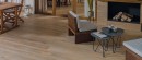 Wnętrze z płytkami podłogowymi drewnopodobnymi Porcelanosa Smart Tanzania Almond