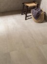 Płytka podłogowa imitująca beton w kolorze beżowym Porcelanosa Urban Caliza Nature