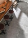 Szare płytki podłogowe imitujące kamień Porcelanosa Boston Stone