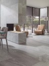 Wnętrze z szarymi płytkami imitującymi kamień Porcelanosa River Silver