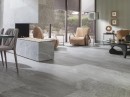 Wnętrze z szarymi płytkami imitującymi kamień Porcelanosa River Silver
