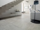 Wnętrze z szarymi płytkami imitującymi kamień Porcelanosa Rodano Acero