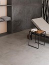 Wnętrze z szarymi płytkami imitującymi kamień Porcelanosa Rodano Acero