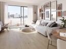 Salon z jasną sofą wypoczynkową i z płytkami drewnopodobnymi Porcelanosa Bremen Nut