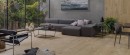 Salon z brązowymi płytkami drewnopodobnymi Porcelanosa Nebraska Tea