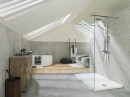 Łazienka z szarymi płytkami imitującymi kamień Porcelanosa Rodano Acero