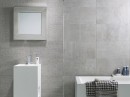 Łazienka z szarymi płytkami imitującymi kamień Porcelanosa Rodano Acero