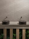 Nowoczesna łazienka z płytkami imitującymi kamień Porcelanosa Samui Verbier Silver