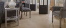 Salon z płytkami podłogowymi drewnopodobnymi Porcelanosa Minnesota Camel