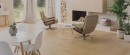 Salon z kremowymi płytkami podłogowymi drewnopodobnymi Porcelanosa Minnesota Cream