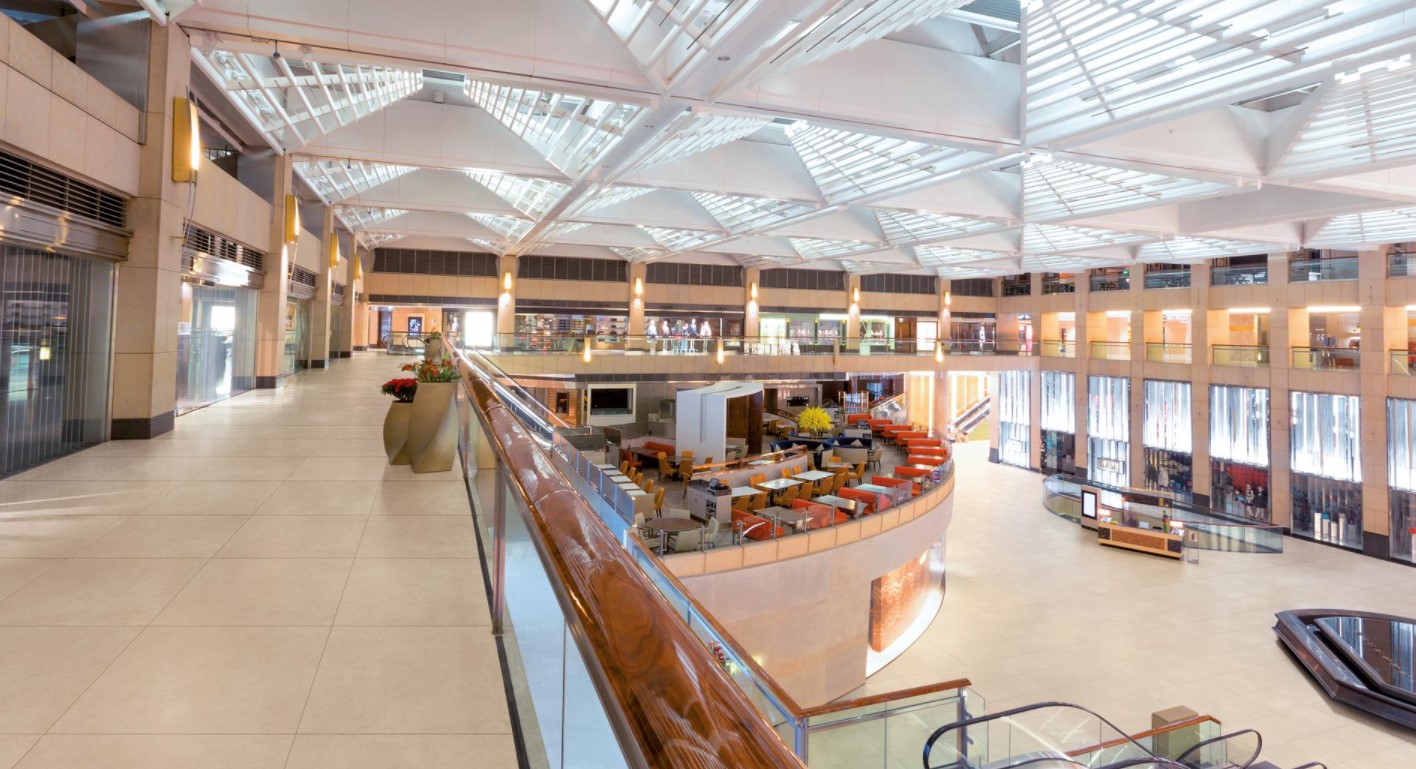 Betonowe płytki w galerii z jednolitą fugą