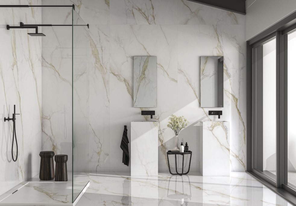 Białe płytki marmuropodobne do małej łazienki
