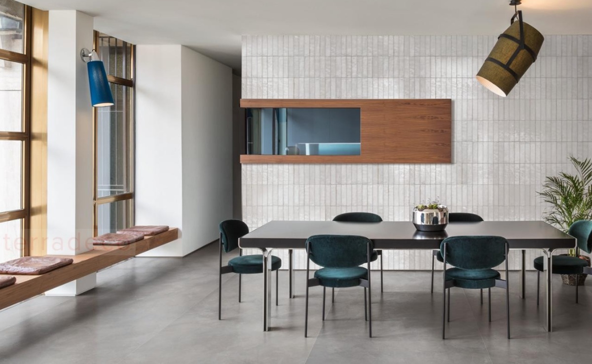 Białe płytki tonalne w salonie marazzi lume white lux