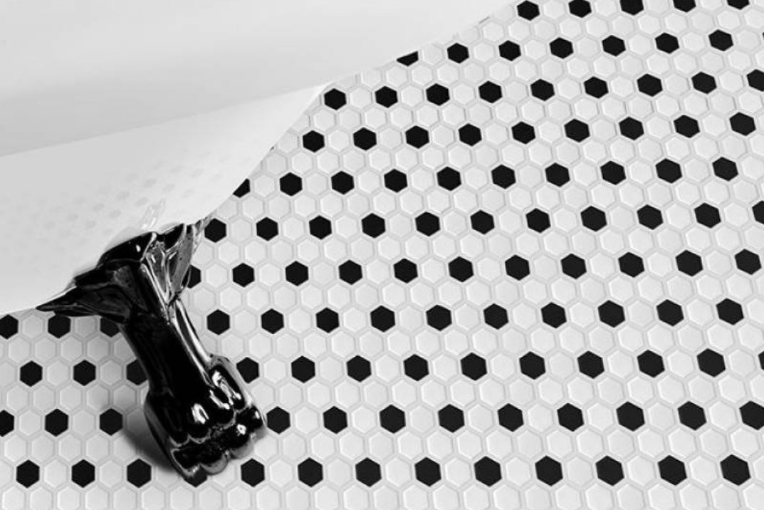 Biało-czarny heksagon na podłodze