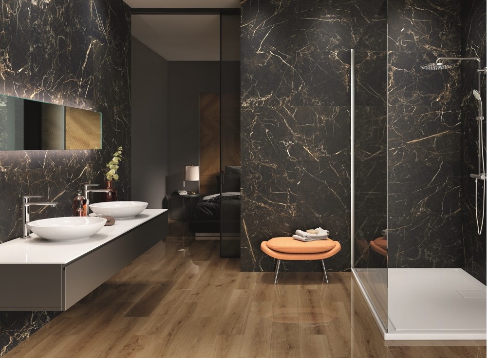 Czerń i drewno w łazience