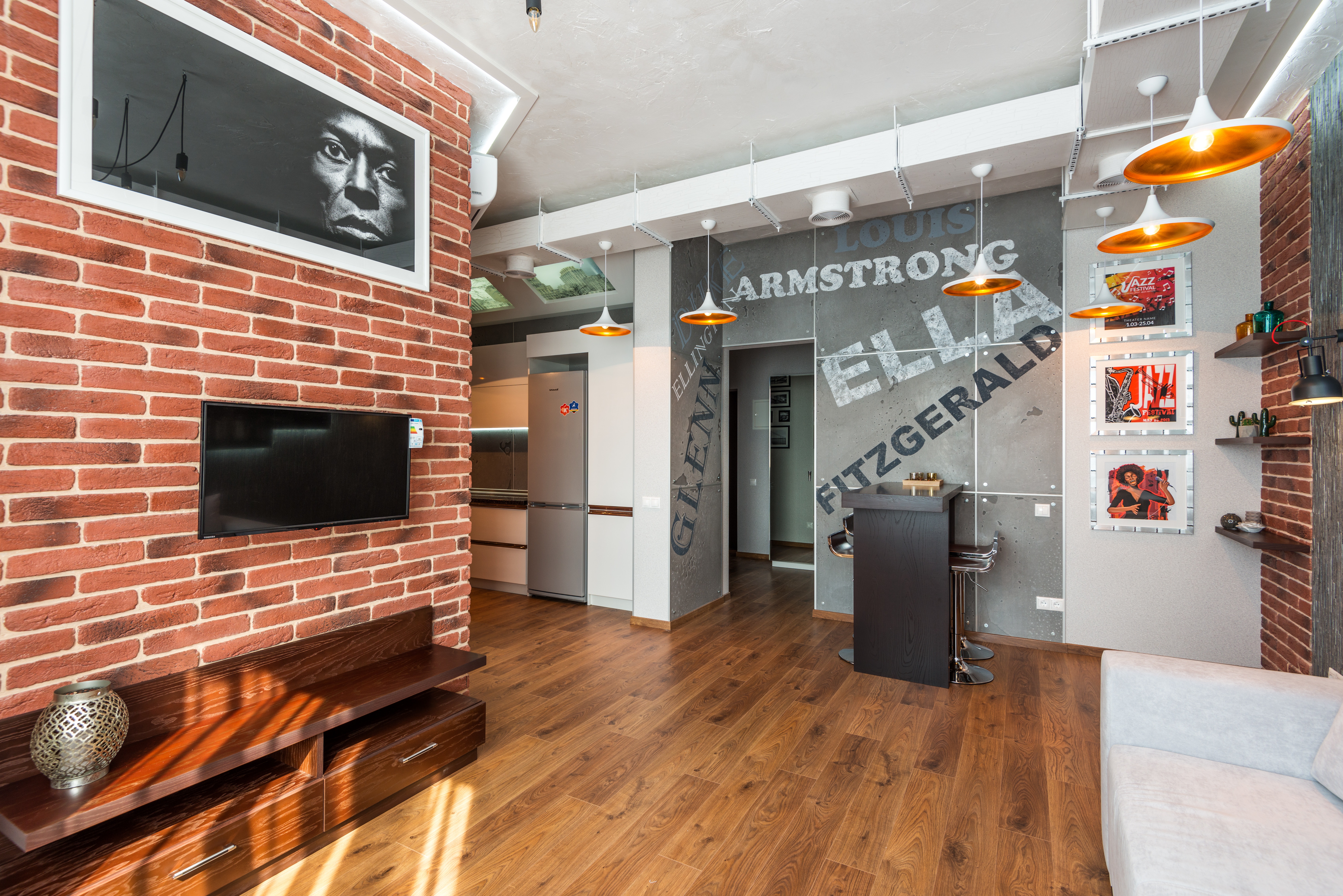 Czerwona cegła za telewizorem