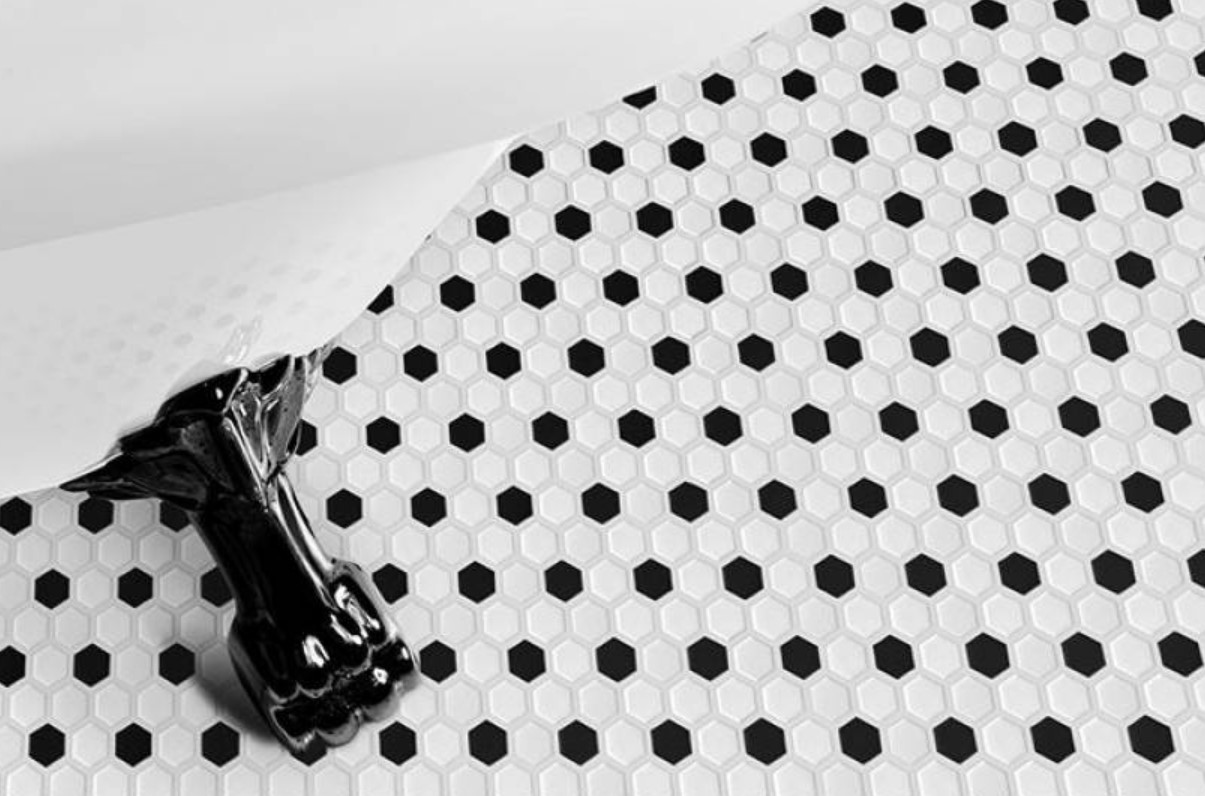 Drobna mozaika na podłodze w łazience w wersji glamour