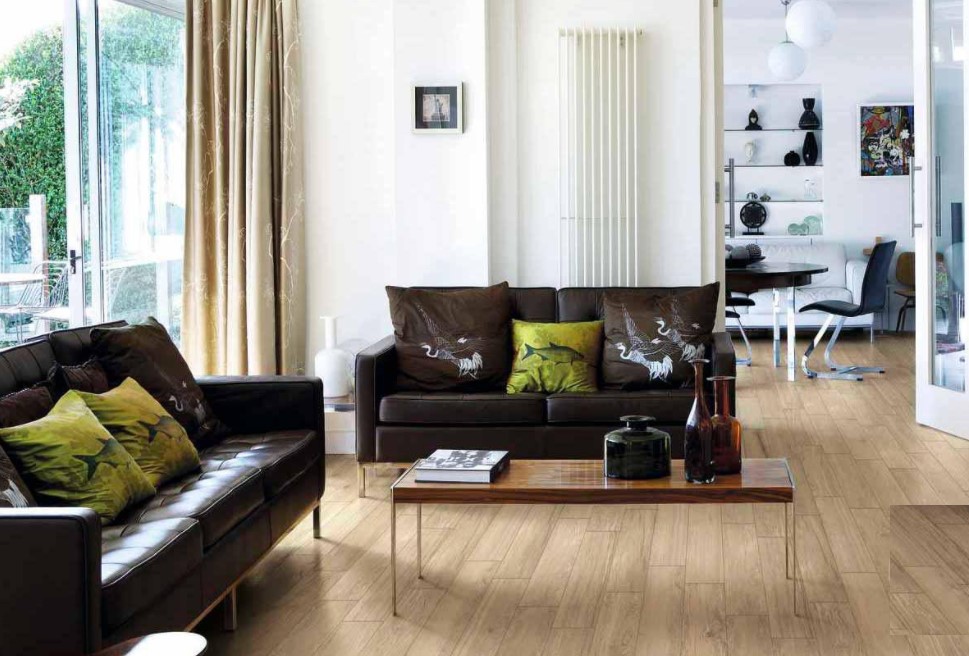 Uniwersalizm i płytki do salonu w imitacji drewna