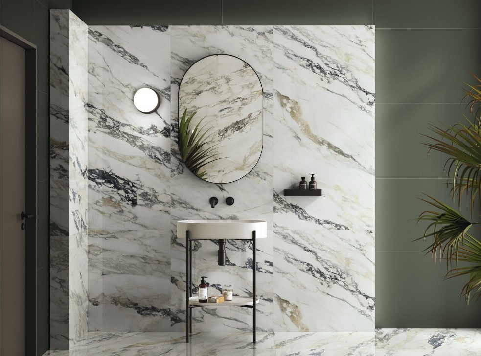 Imitacje marmuru warto połączyć z monochromatyczną ceramiką