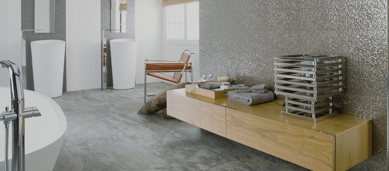 Industrialna łazienka z eleganckim srebrem