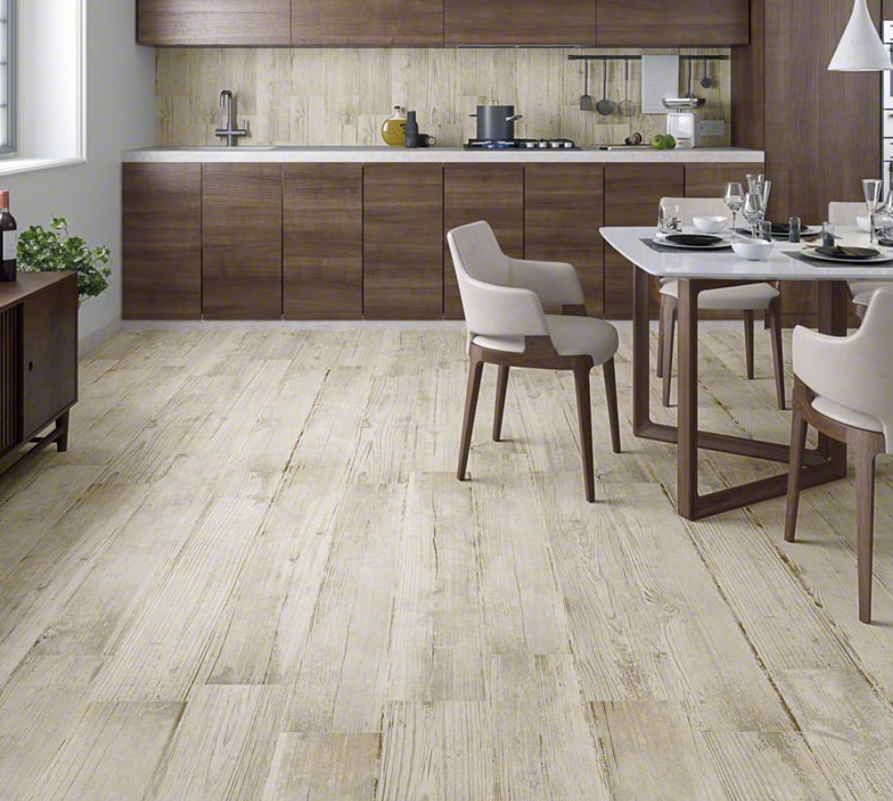 Jasne płytki drewnopodobne niczym postarzane-deski