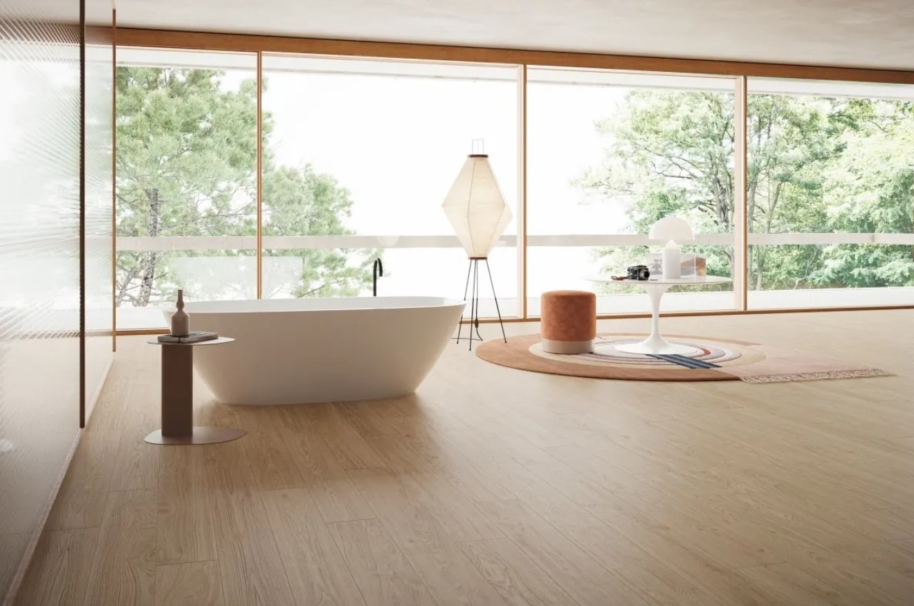 Klasyczne płytki drewnopodobne w minimalistycznej łazience