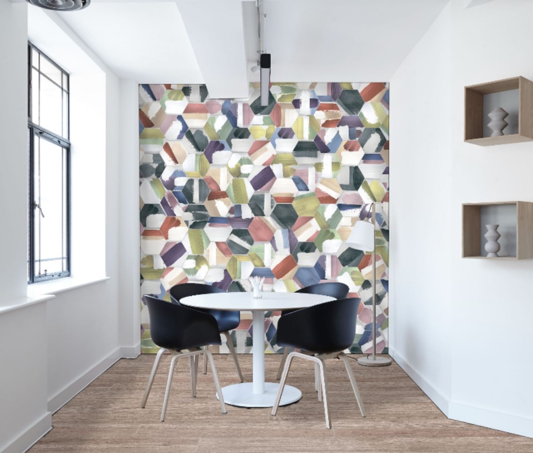 Kolorowa mozaika w jadalni