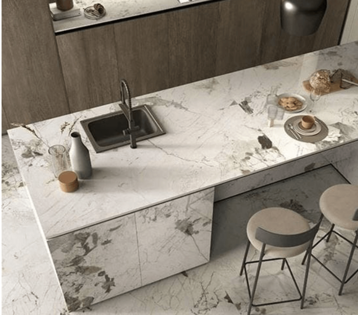 Kuchnia z wyspą płytki jako obudowa wyspy i blat kuchenny