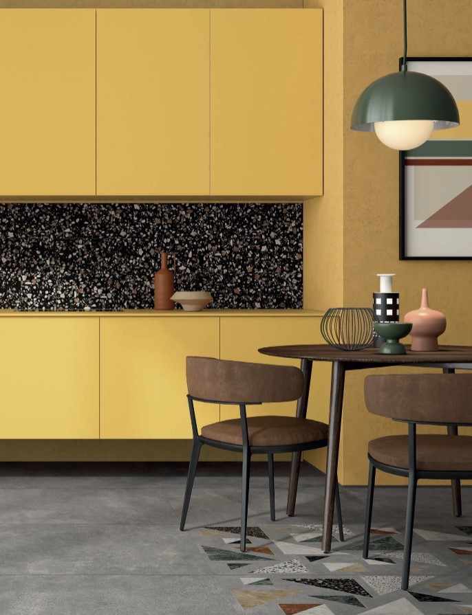 Lastryko w kuchni z żółtymi szafkami