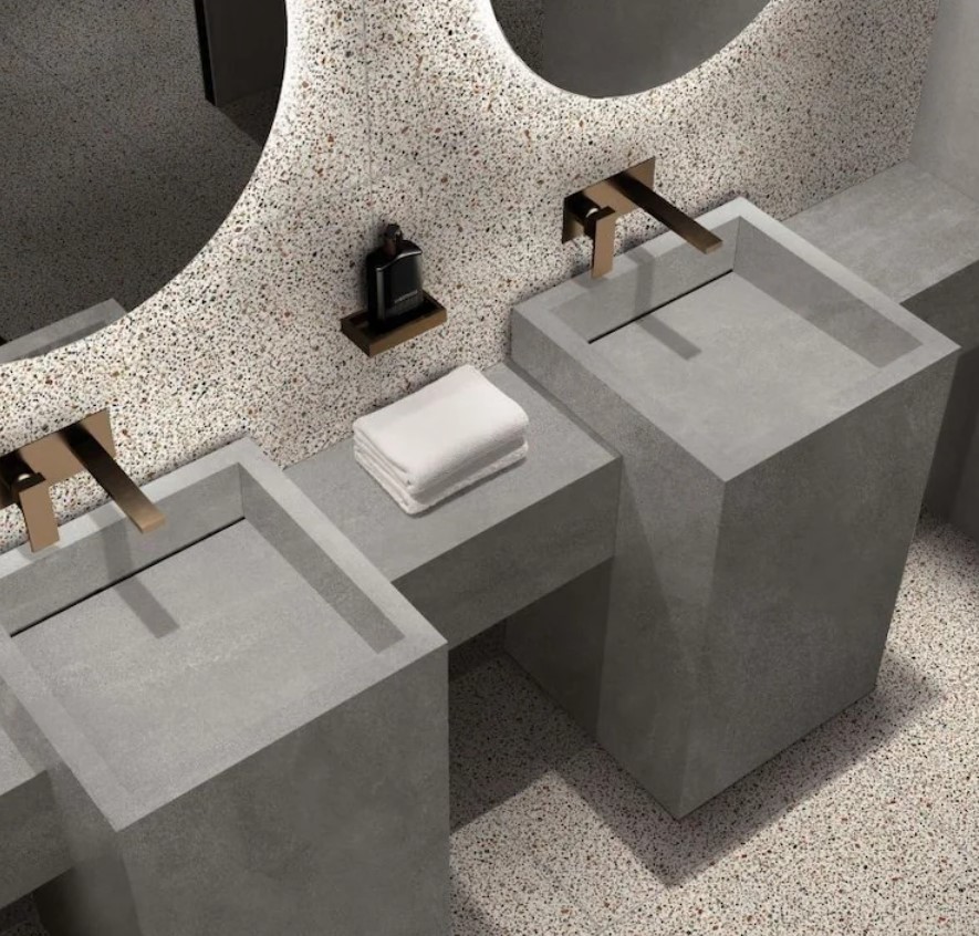 Lastryko w szarej łazience