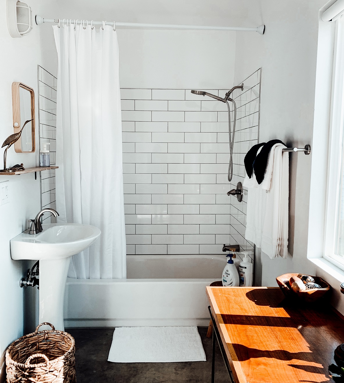 Łazienka w stylu skandynawskim biel i drewno mini