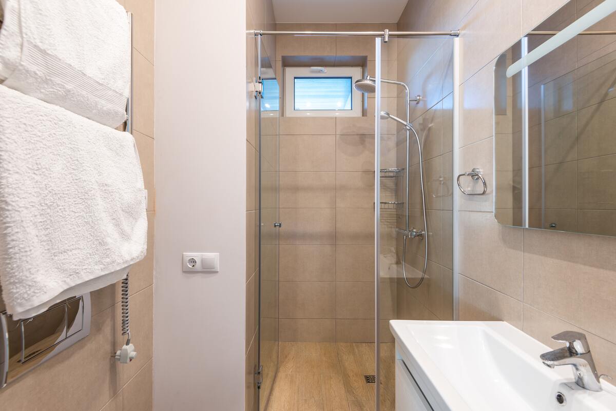 Malutka łazienka w stonowanym beżu