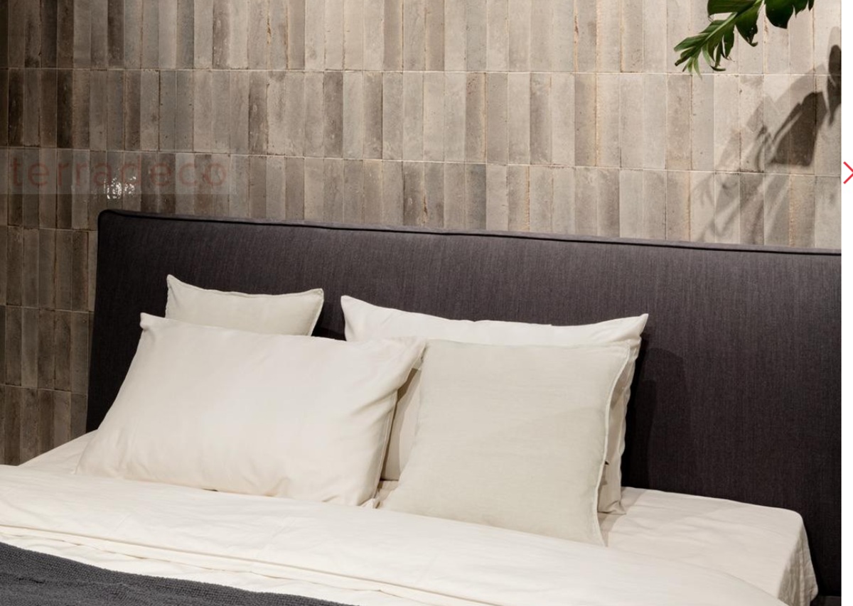 Płytki tonalne zellige w sypialni marazzi lume greige lux 6x24