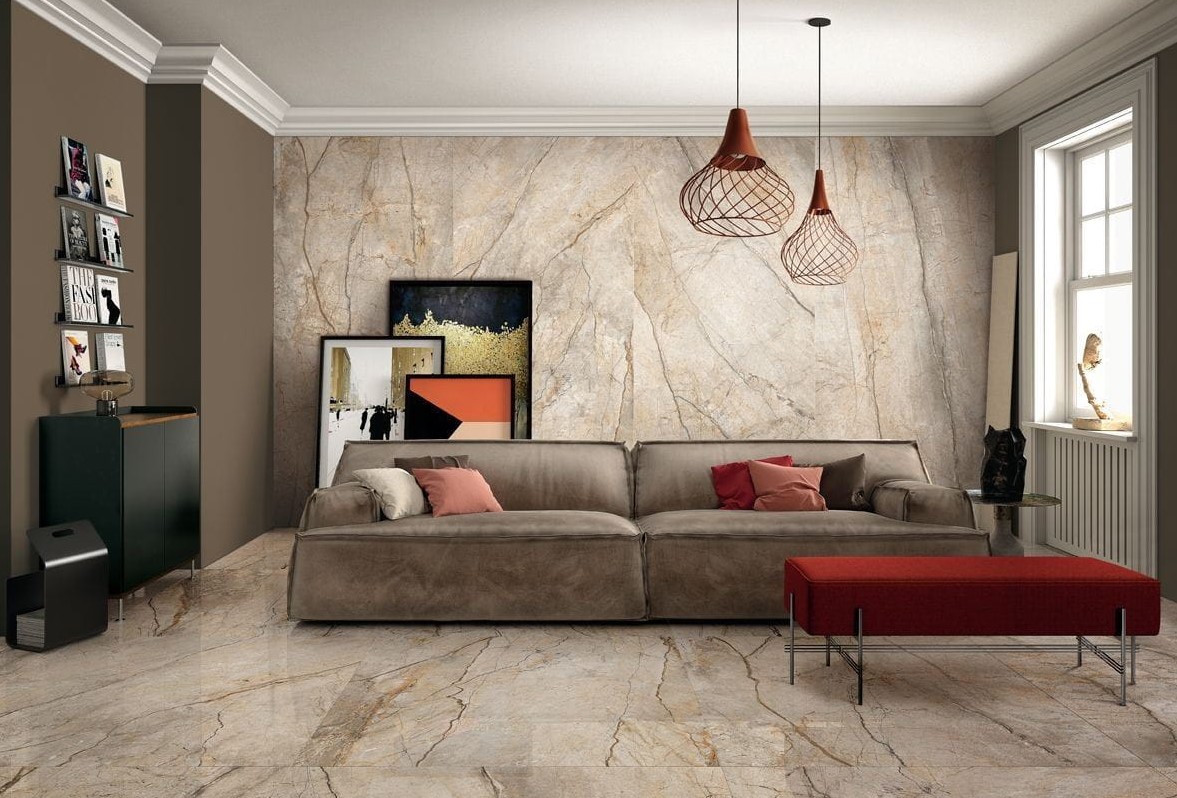 Płytki wielkoformatowe na ścianie za kanapą