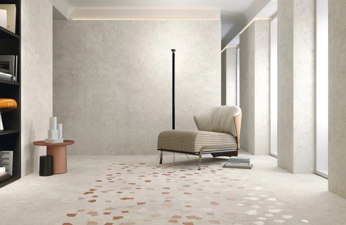 Szary salon z ciepłymi dodatkami