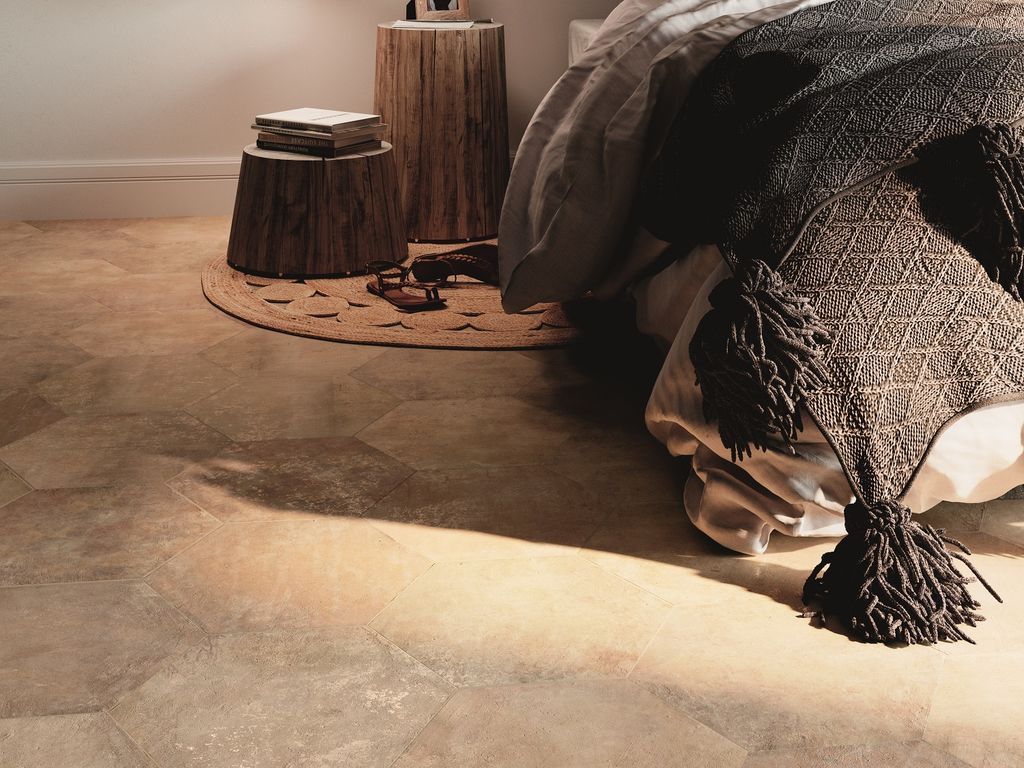 Płytki do salonu - małe czy duże