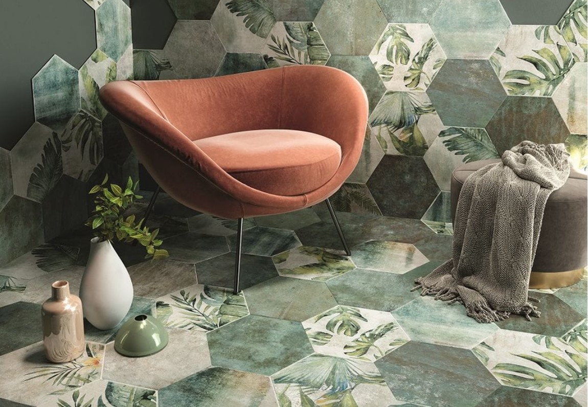 florystyczny wzór na płytkach heksagonalnych