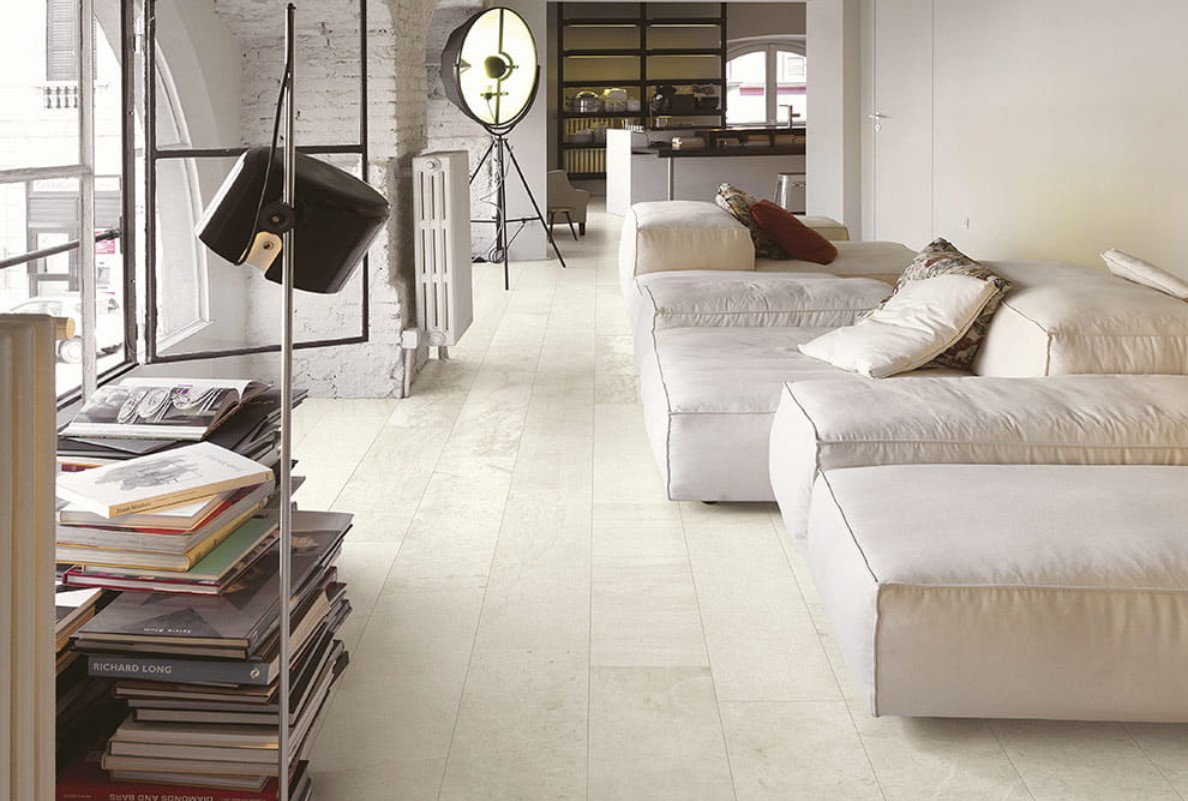 jasny industrialny salon