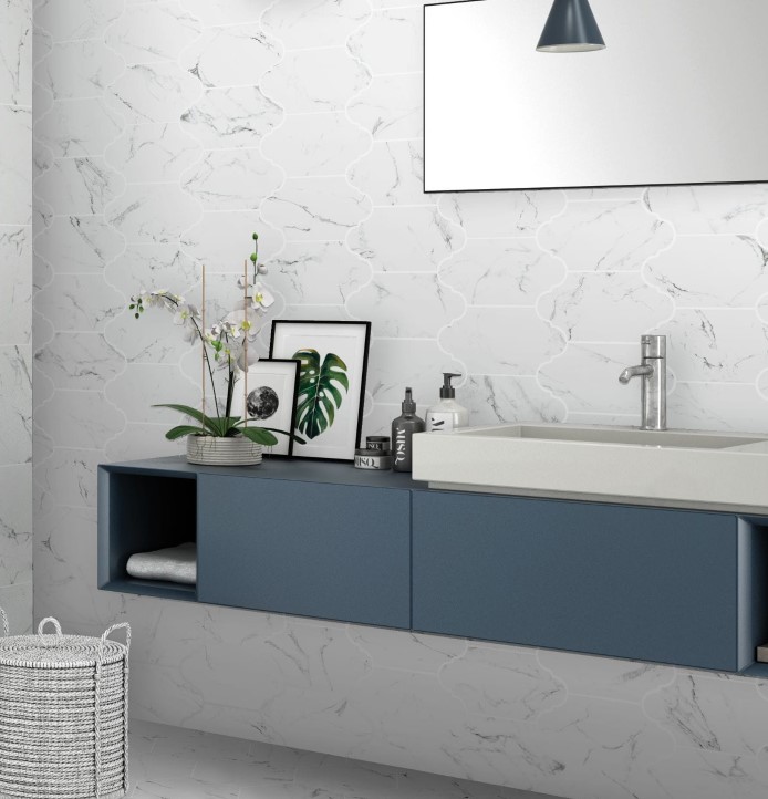 płytki marmuropodobne w małej przestrzeni