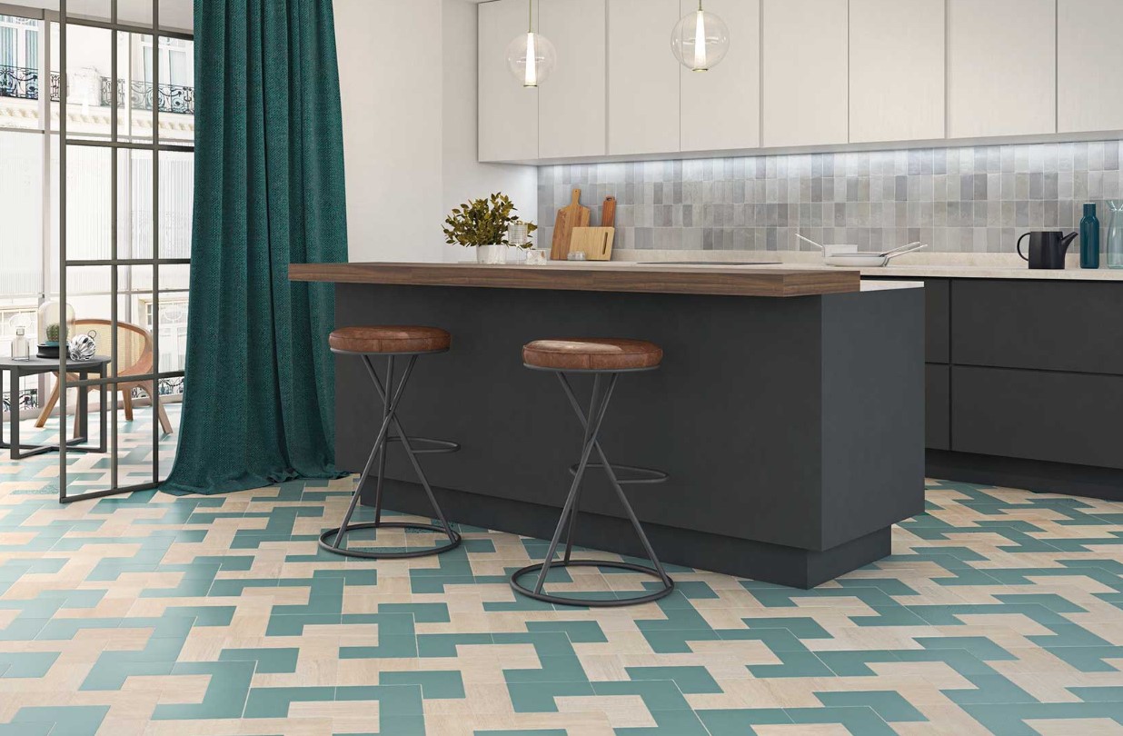 kuchenne płytki drewnopodobne i monocolor na podłodze