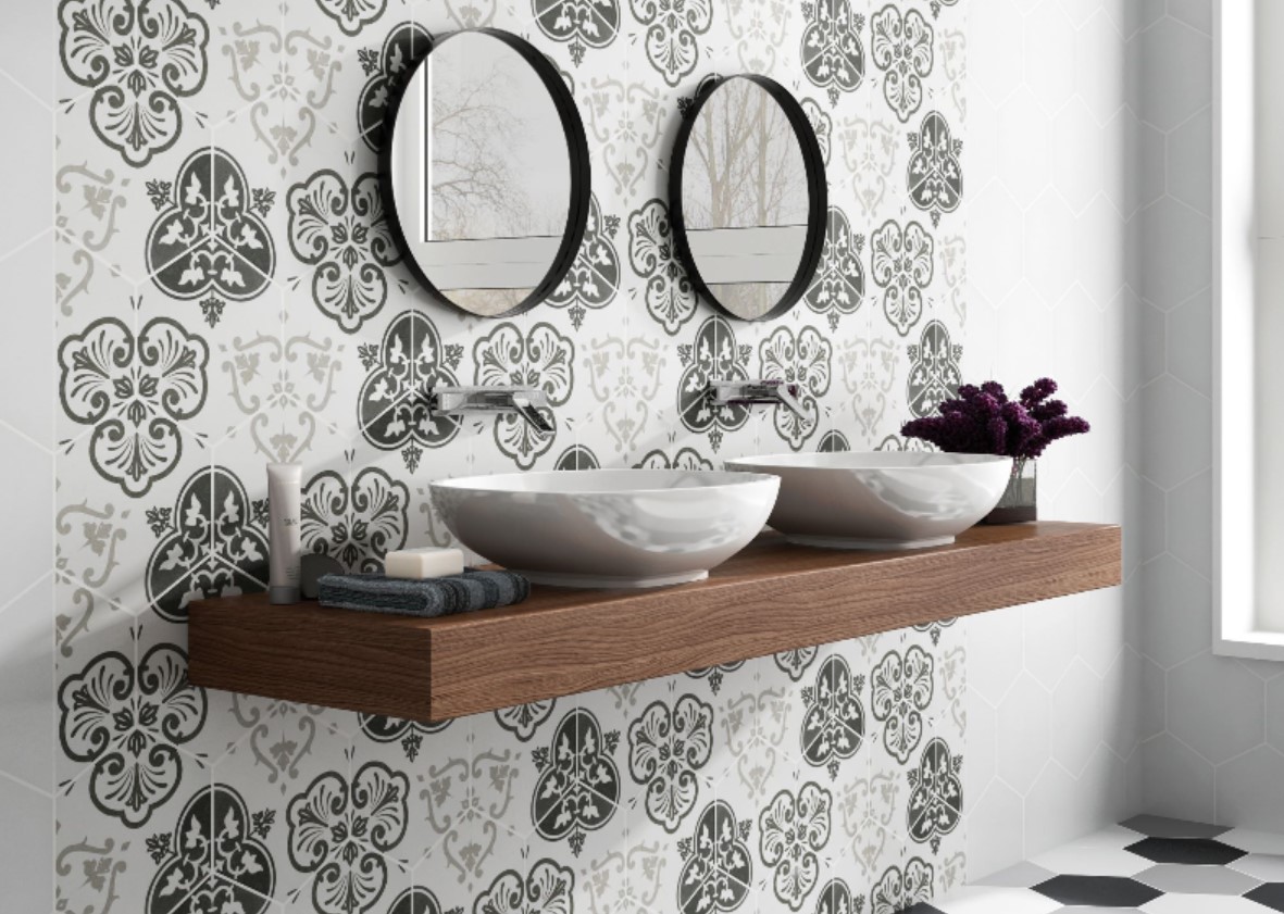 sześciokątne kafle na ścianie w łazience