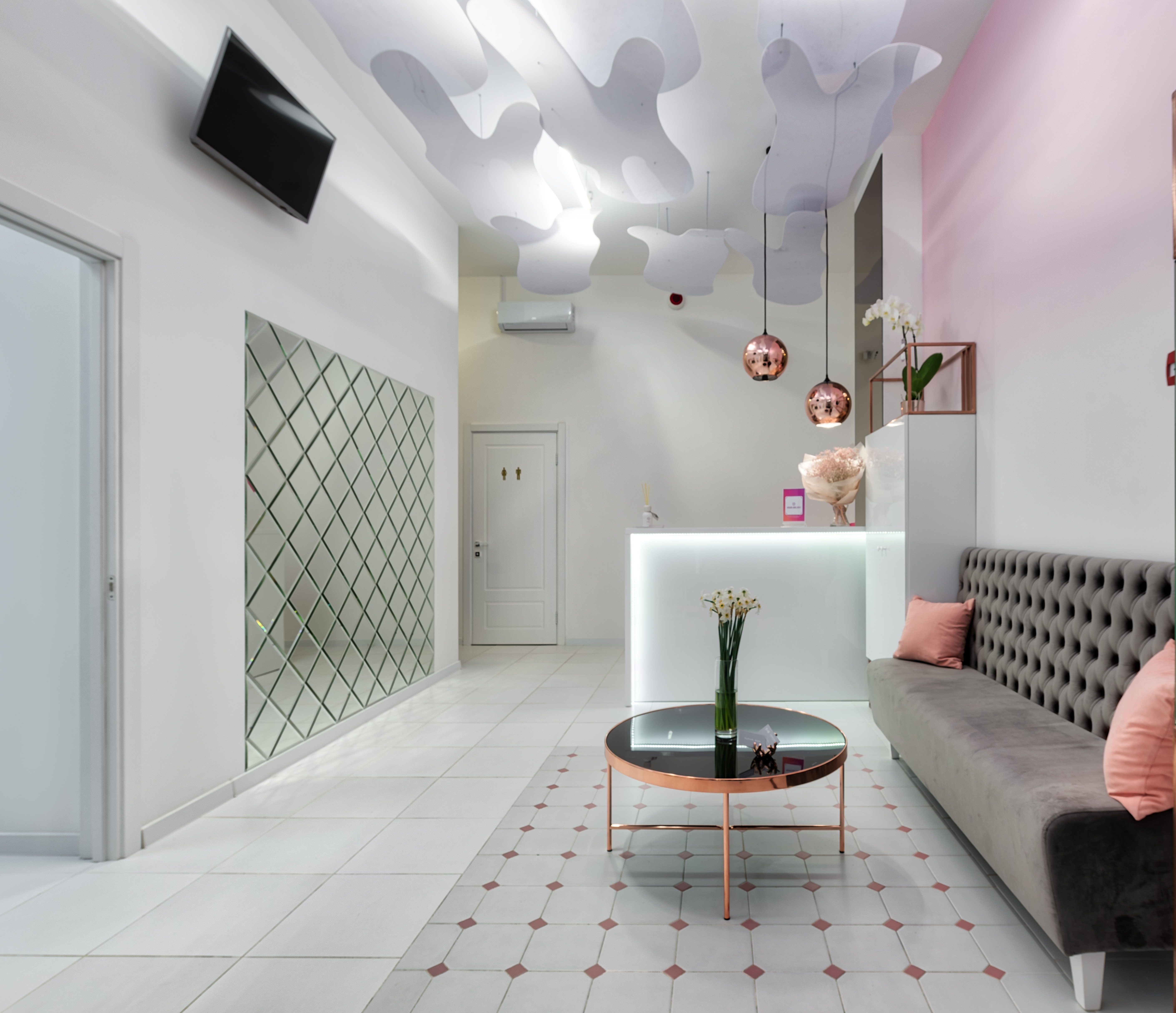 Płytka lustrzana we wnętrzach — jak i gdzie ją układać?