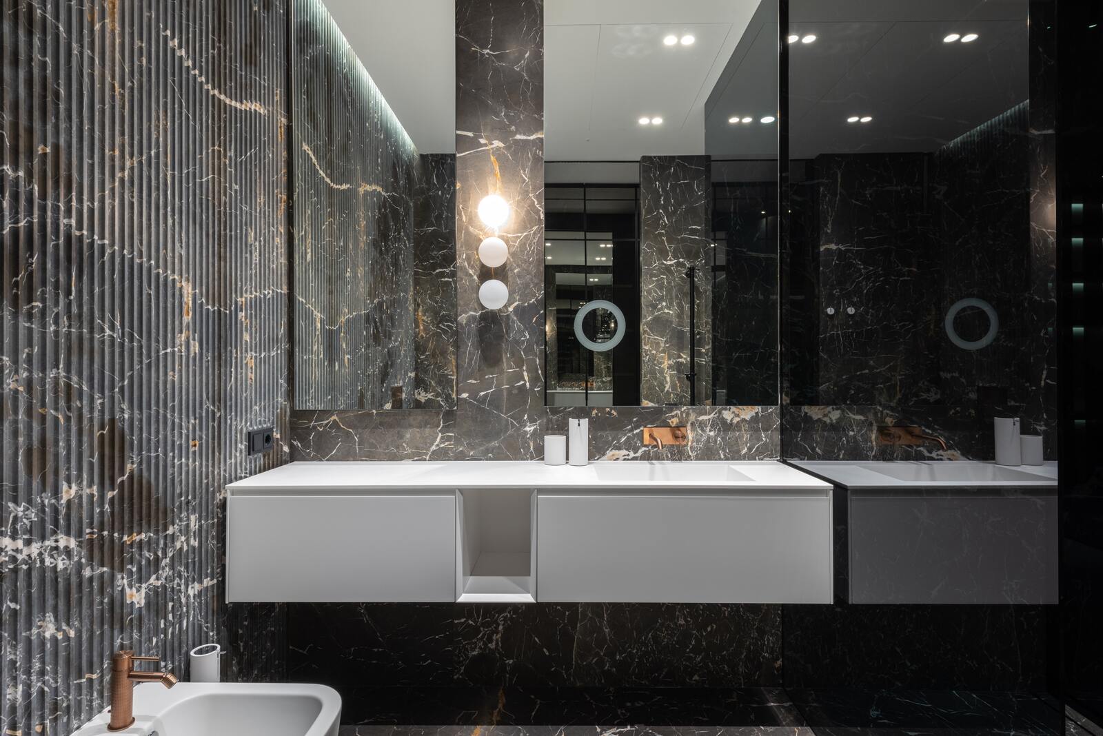 Czarna łazienka — jak stosować i z czym łączyć czarne kafle łazienkowe?